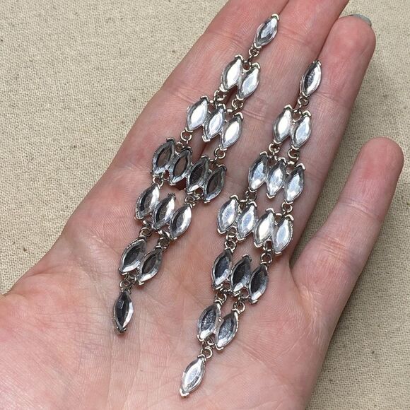 💛 Vintage Silvertone Rhinestone Chandelier Drop Earrings - Picture 3 of 4